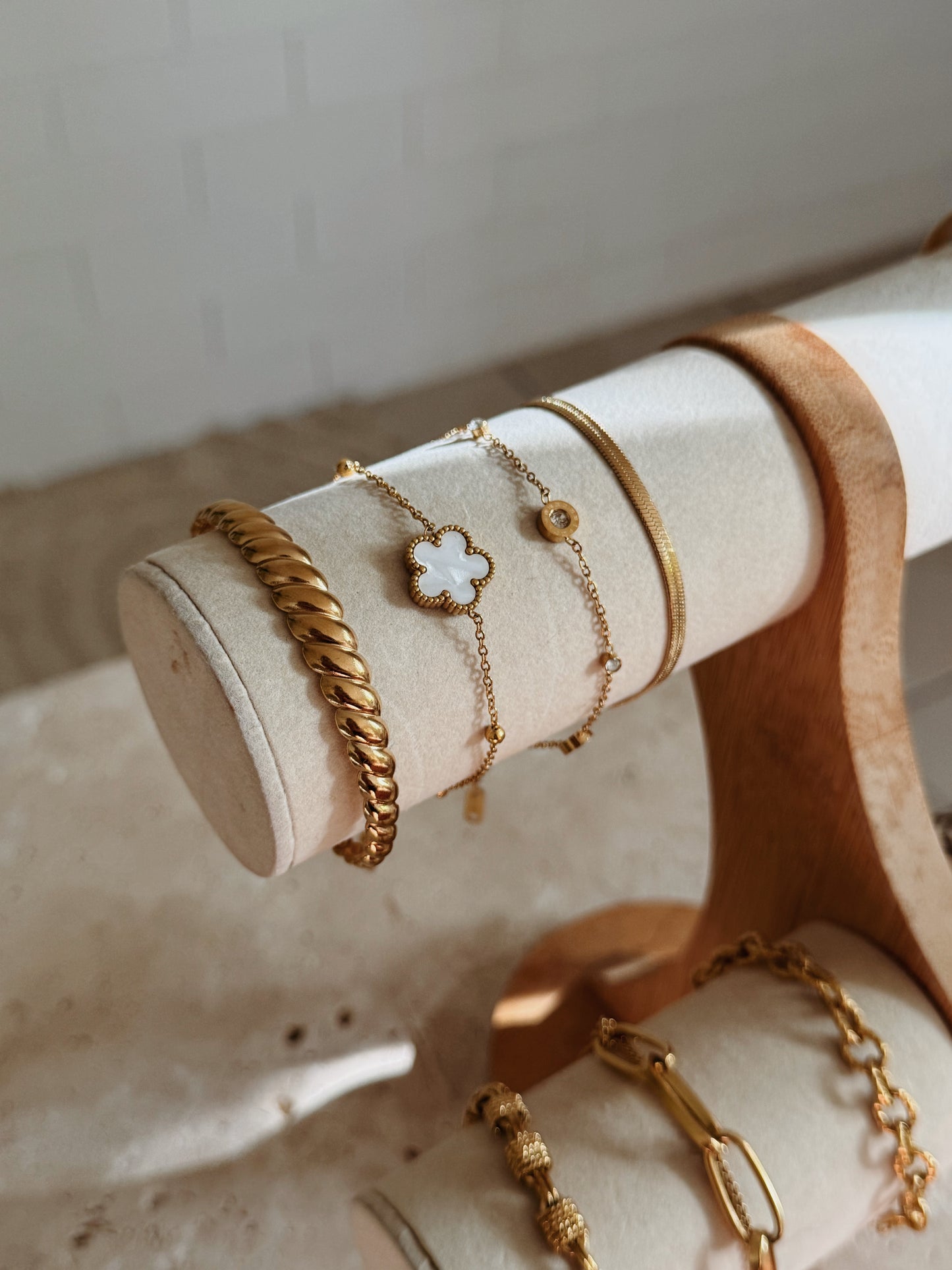 Luna Clover Bracelet in Gold | Delicate Mother of Pearl Charm